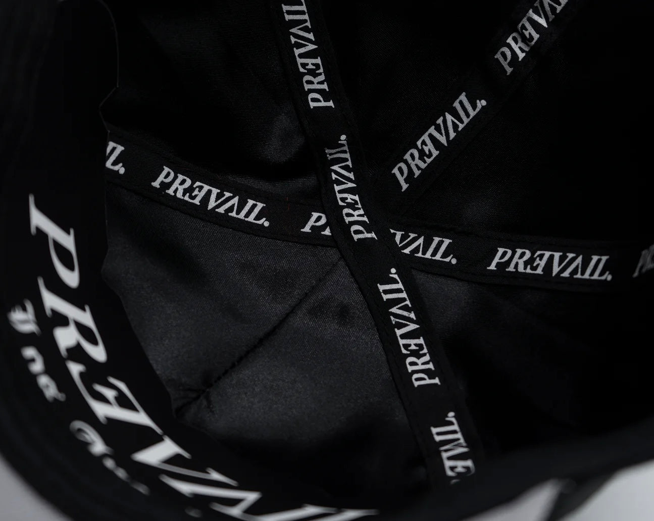 Gorra Crystal LA Cross de pana negra con cierre tipo snapback