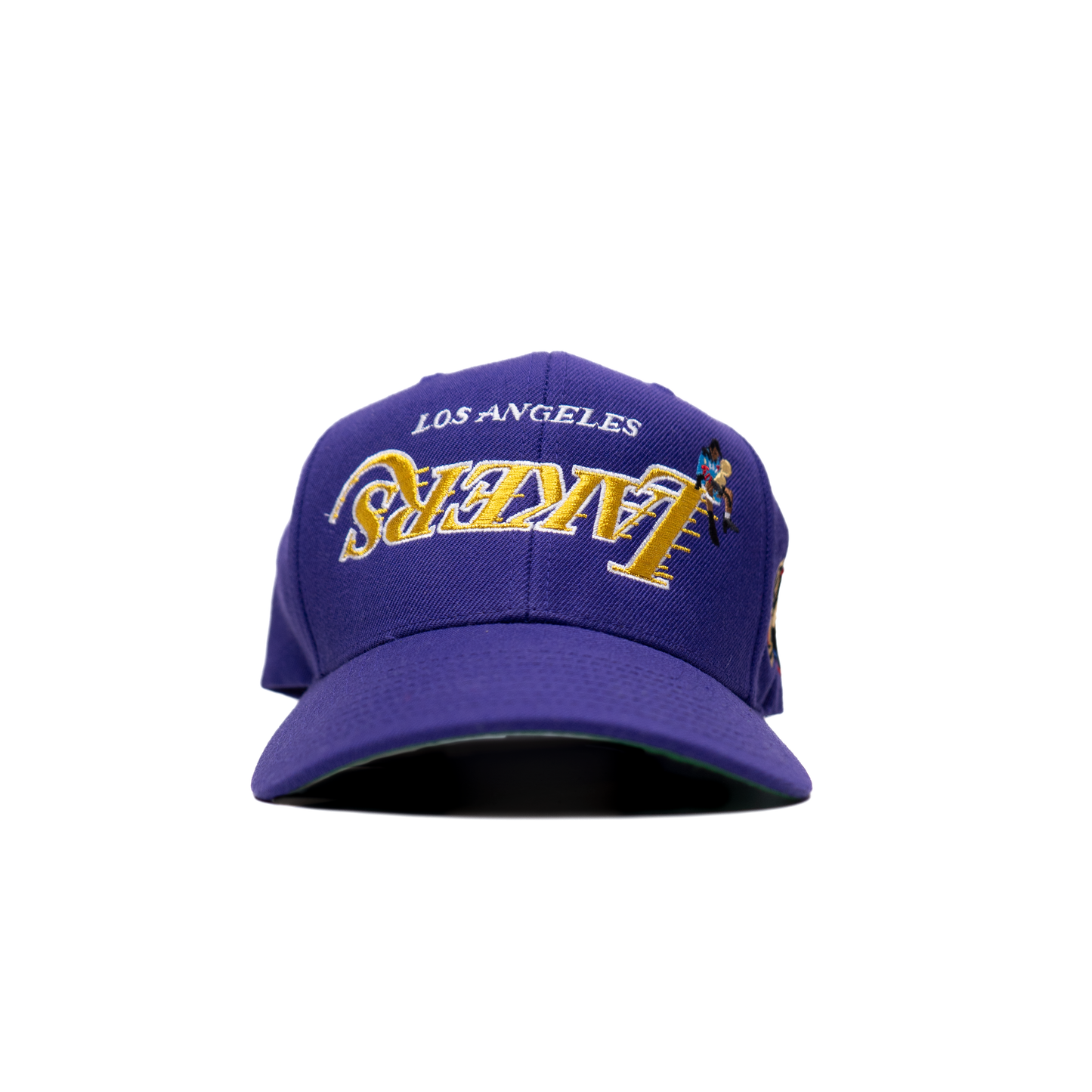 Gorra con visera morada en homenaje a Kobe