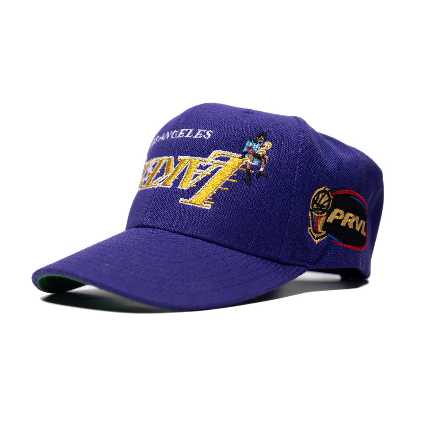 Gorra con visera morada en homenaje a Kobe