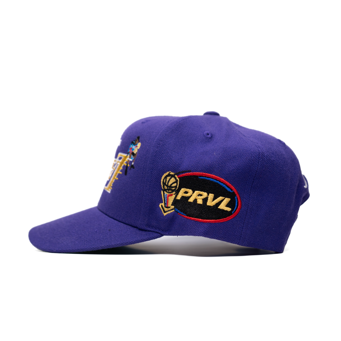 Gorra con visera morada en homenaje a Kobe