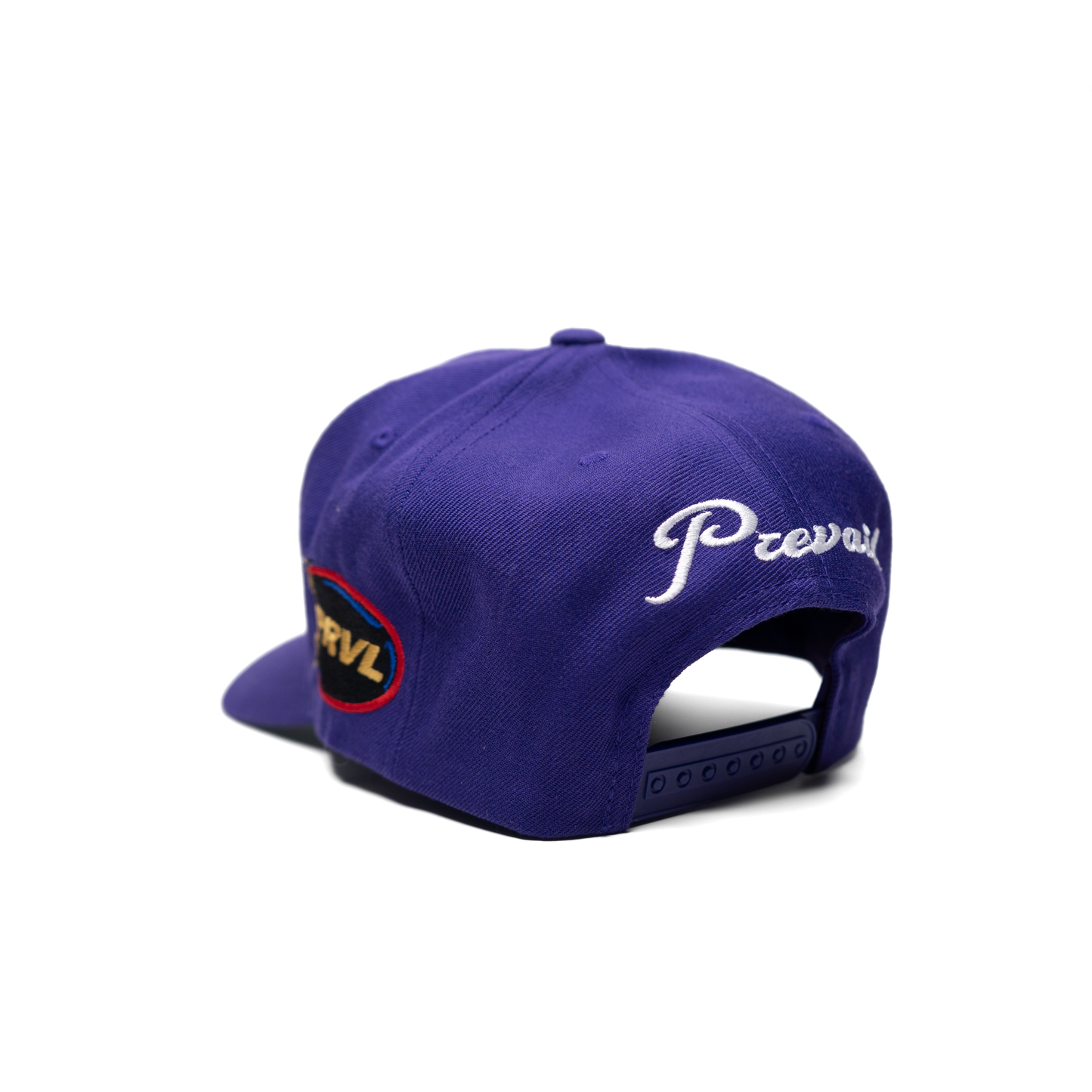 Gorra con visera morada en homenaje a Kobe