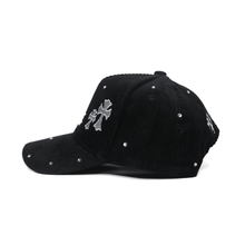 Cargar imagen en el visor de la galería, Gorra Crystal LA Cross de pana negra con cierre tipo snapback