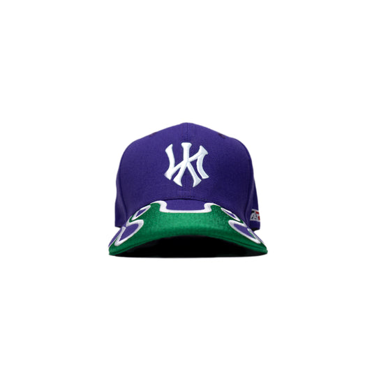 Gorra con visera ajustable NY Purple Flames