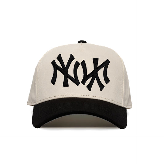 Gorra snapback negra con monograma A