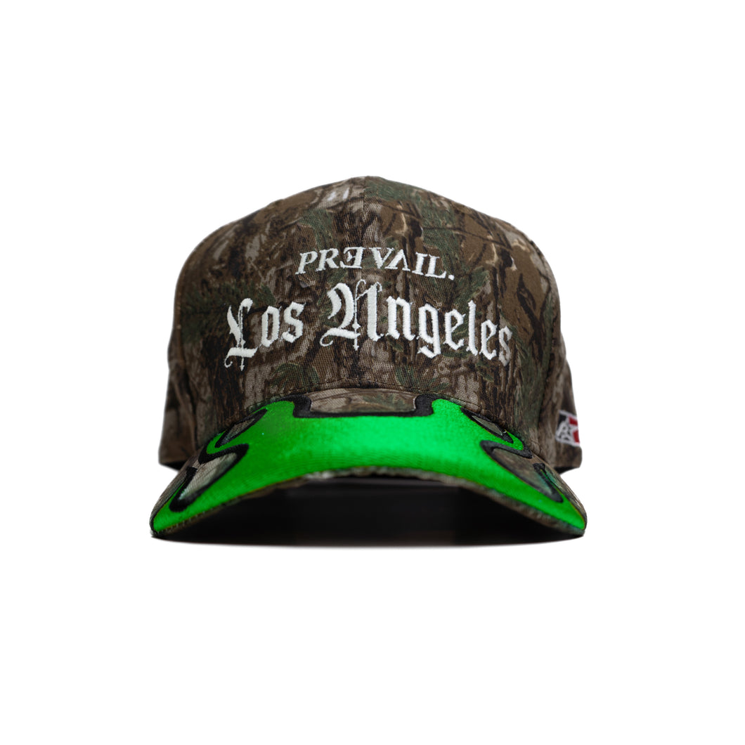 Gorra con logo de sello en llamas verdes