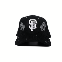 Cargar imagen en el visor de la galería, Gorra Crystal LA Cross de pana negra con cierre tipo snapback